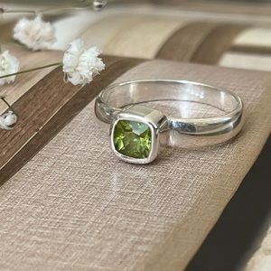 Everyday ring, 925 Sterling silver ring for her. Natural Peridot size US: 6